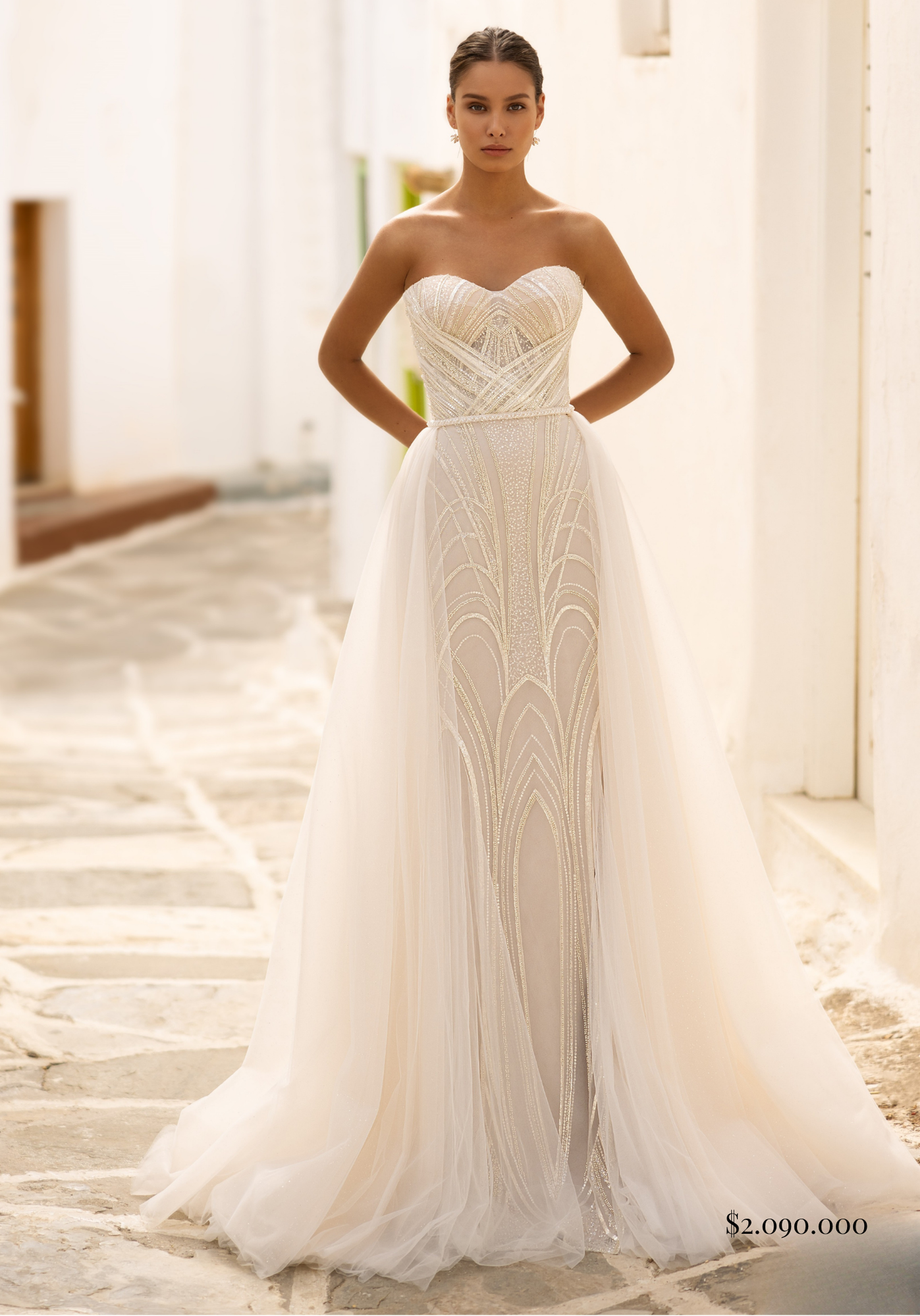 Vestido de novia modelo Aria | Elegancia moderna con faldón desmontable