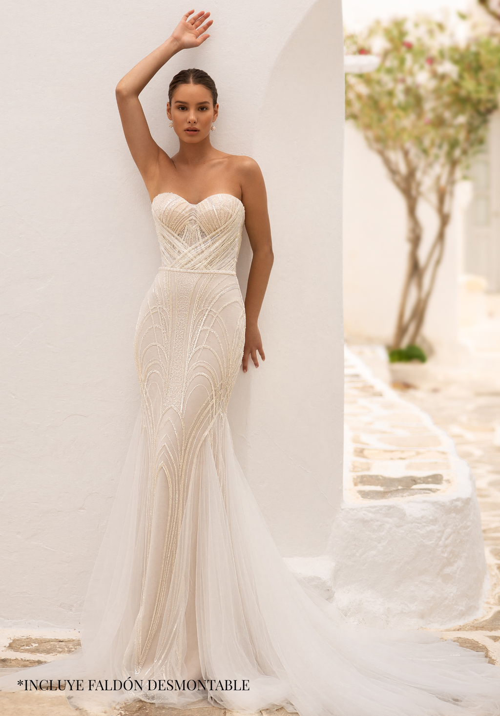 Vestido de novia modelo Aria | Elegancia moderna con faldón desmontable